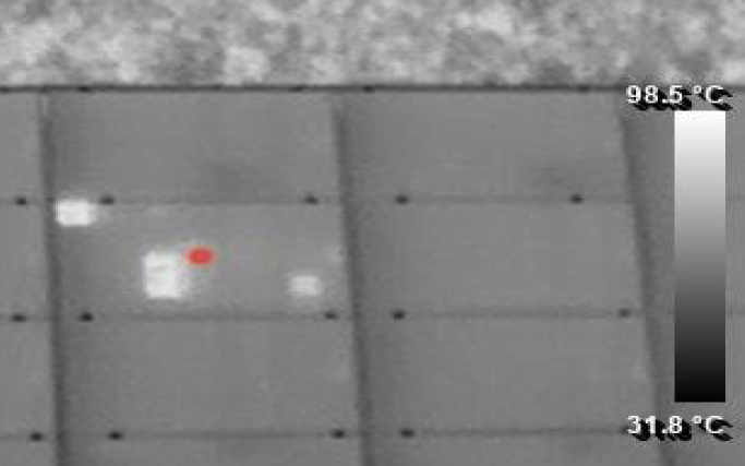 FLIR-Thermalbild: Zelldefekt in Solarmodul – heller Hotspot sichtbar