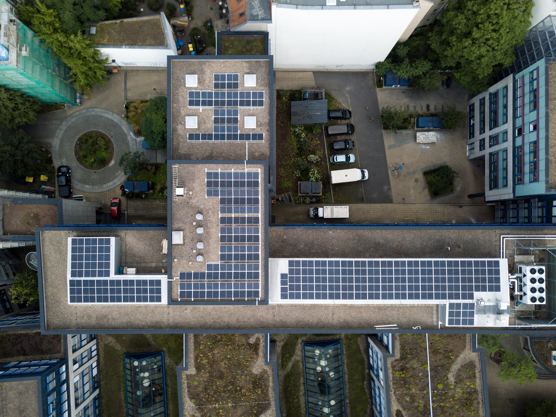 Photovoltaikanlage auf Industriedach in Bayern – bereit für Thermografie-Inspektion